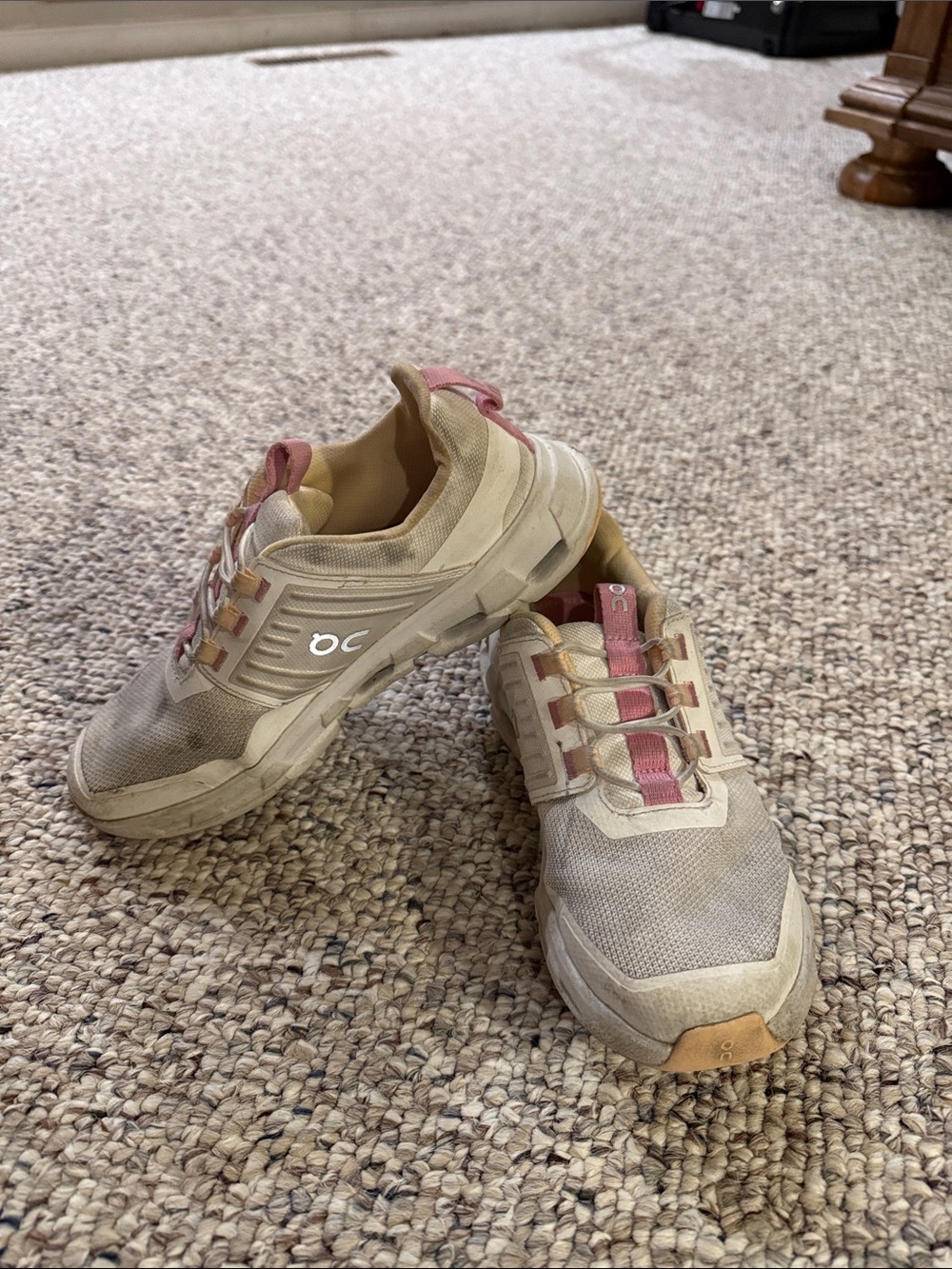ON Cloud girls slip on sz 2.5
